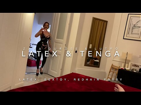 ❤️ Ngoanana e monyane ea nang le hlooho e khubelu ea apereng seaparo sa latex se kentsoeng ke ntate oa bobeli ho rona st.tukifporno.ru ﹏